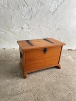 Vintage Alpesi tömör fenyő láda Svájcból