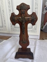 Antik faragott fa nagy méretű asztali kereszt fém rátétekkel.