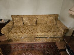 Koloniál kinyitható ágy,  ágynemű tartóval, jó állapotú,  kis asztal,  lámpával.