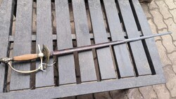 Régi tőrkard díszített pengével