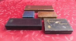 Régi és benne ritka órás dobozok.Jó állapotban!