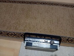 GYŰJTŐKNEK! RÉGI TRANZISZTOROS RÁDIÓ,   VALAMIKOR MŰKÖDÖTT, MOST NEM TUDOM,  KÉT DB LAPOS ELEM KELL