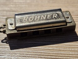 HOHNER MINI SZÁJHARMÓNIKA - NÉMET GYÁRTMÁNY - láncra vagy kulcskarikára is akasztható