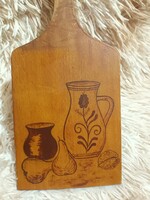 Csendéletet ábrázoló régi vintage vágódeszka - terített asztallal, gyümölcsökkel