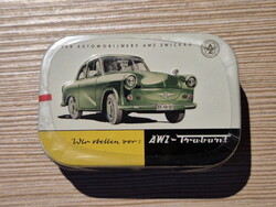 TRABANT 4WZ - DOMBORNYOMÁSÚ FÉMDOBOZ, PLÉHDOBOZ CUKORKÁVAL 6 X 4 X 1,5