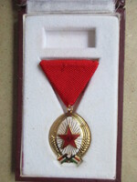 Munka érdemrend arany fokozata, eredeti kissé viseltes dobozában