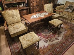 Koloniál fotelek lábtartóval,  dohányzó asztal.