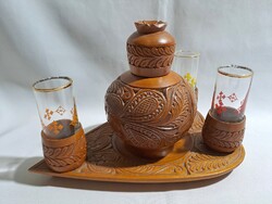 Retro fából kézzel faragott italos készlet üveggel és 3 pohárral