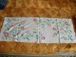 NAGYON OLCSÓN !KÉZIMUNKA ASZTALI  FUTÓ TERÍTŐ, NEM HASZNÁLT  KÖRBESZEGETT  MÉRETE: 85 X 31 CM