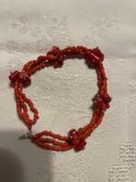 Korall három soros karkötő ezüst kapoccsal, nagyon szép.