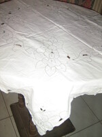 Csodaszép törtfehér rózsás varrt hímzéses terítő