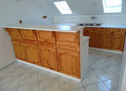 Konyhaszekrény fenyőfrontos ajtókkal a pultos 200 cm, a fali 284 cm gáztűzhellyel