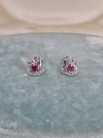 Fehérarany beszúrós fülbevaló pár rubinokkal és brillekkel