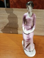 Hollóházi nagyméretű olvasó nő