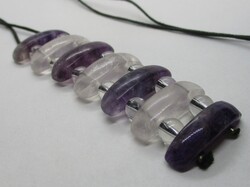 Különleges hosszú medál chevron ametiszt és hegyikristály textil zsinóron