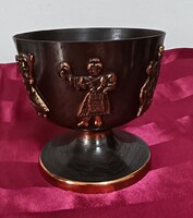 Lignifer iparművészeti kehely, népviseletes figurális díszítéssel az oldalán