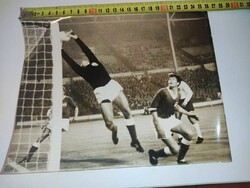 25.5x20.5 1965 Austria England Friendly Gernot Fraydl futball sajtófotó UPI Hírügynökseg foci