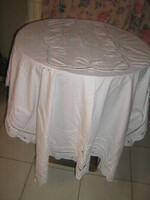 Csodaszép varrt hímzéses terítő