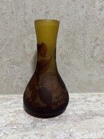 Gyönyörű, Gallé stílusú több rétegű üveg váza – növényi motívumokkal