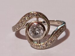 Fehérarany gyűrű briliáns csiszolású gyémántokkal.