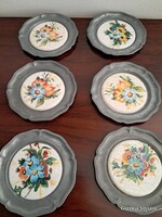 Eladó 6 darab ón tányérka porcelán virágos betéttel.