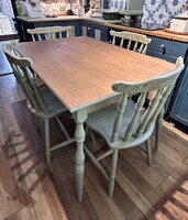 Étkezőasztal négy székkel