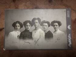 Antik műtermi csoportfotó – Brunhuber Géza, Budapest (kb. 1905–1915)