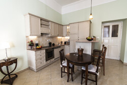 Toszkán stílusú tömörfa étkezőasztal 4 székkel