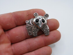 K307 Markazit és Ónix köves ezüst panda maci bross medál kitűző