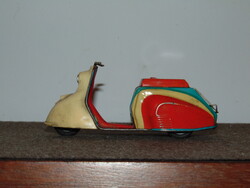 Lemezárugyári robogó