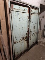 Gyár ajtó, 19. század végéről, szegecselt ipari ajtó, kerettel és eredeti színben, dupla vas ajtó