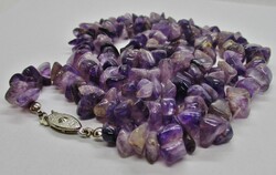 Régi csiszolt apró ametiszt szemekből hosszú nyaklánc kis díszkapoccsal 80cm