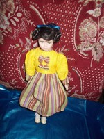 Nagyon szép porcelán baba eredeti dobozában.