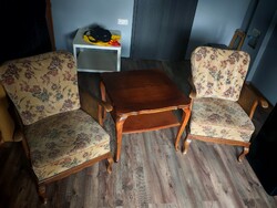 Két darab neo barokk stílusú karfás fotel asztallal.