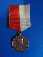 IV. Károly bronz Vitézségi Érem szalaggal