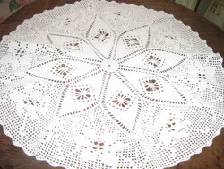 Gyönyörű fehér horgolt kerek terítő