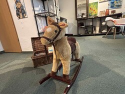 Hintaló - nyerít és vágtázik