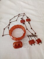 Régi öntött borostyán  ékszerek:   réz nyaklánc,    bross / kitűző,    gumis karkötő