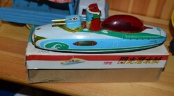 Lemezjáték temgeralattjáró dobozával