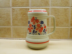 K333 Hollóházi piros kék virágos korsó 15 cm