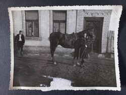 Régi fotó - Nő nyerges lóval lakóház előtt - Isaszeg, 1932