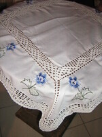 Csodaszép horgolt betétes gépi hímzett kék virágos terítő