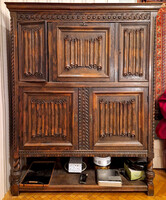 Antik faragott tömörfa tálalószekrény (171,5x131,5x47 cm)