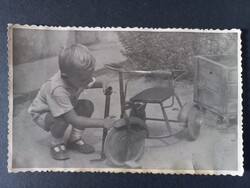 Régi fotó - Első jármű – kisfiú pedálos triciklivel 1940-as évek