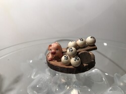 SZOBOR - SZERENCSEMALAC - 4,5 x 2,5 cm - FA - PLASZTIK -  GYŰJTEMÉNYBŐL - NÉMET  - HIBÁTLAN