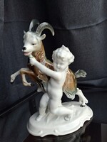 Lippelsdorf porcelán puttó kecskével, GDR, 22 cm