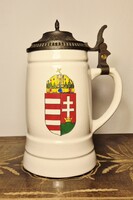 Porcelán fedeles korsó magyar címerrel díszítve, gyűjtői állapotban
