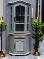 Különleges Szürke( Spanisch grau) sarok vitrin, ajtón és a belsejében vintage mintával