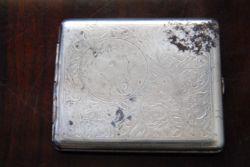 VINTAGE CIGARETTATÁRCA VÉSETT LOVAS DÍSZÍTÉSSEL, CIGARETTA TARTÓ