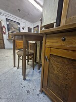 Antik ovális asztal és egy szék.